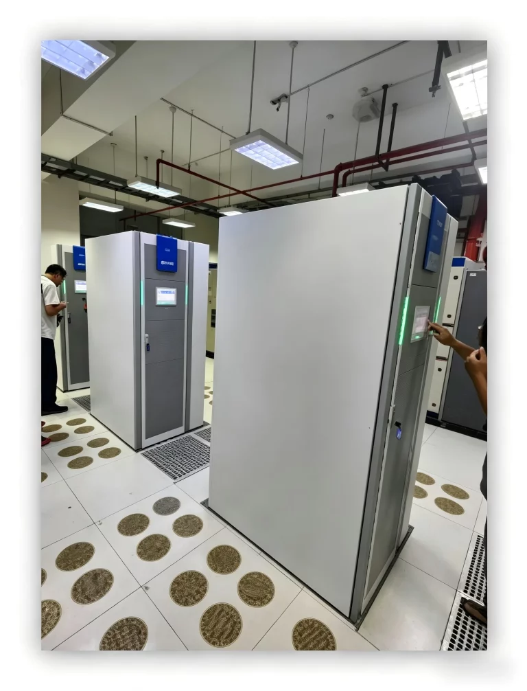 High-voltage UPS battery cabinet architecture for 10-minute data center transfer windows